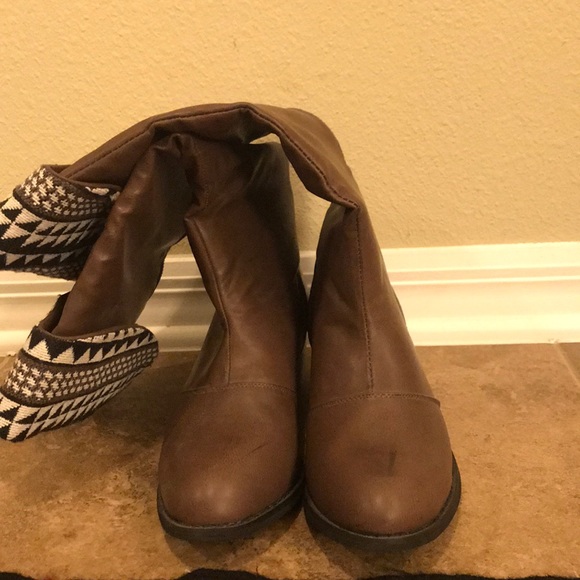 BOOTS - Picture 1 of 5